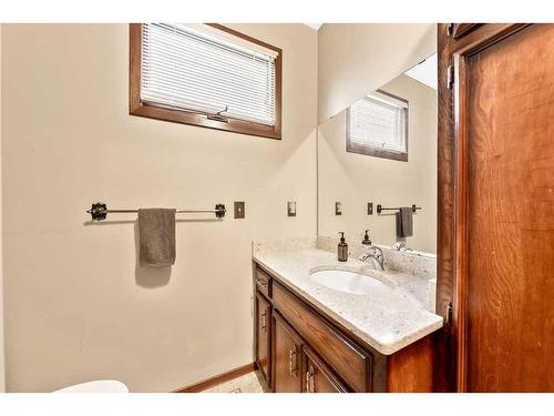 104 Hawkwood Crescent Nw, Calgary, AB - Indoor Photo Showing Bathroom