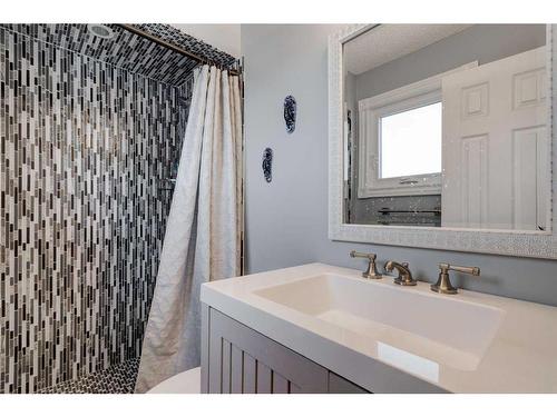 16 Ranchridge Crescent Nw, Calgary, AB - Indoor Photo Showing Bathroom