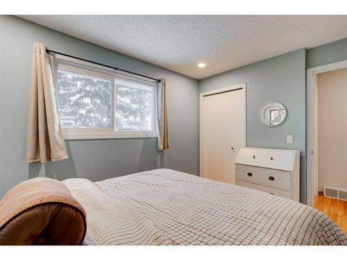 16 Ranchridge Crescent Nw, Calgary, AB - Indoor Photo Showing Bedroom