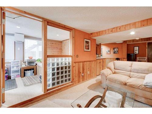 16 Ranchridge Crescent Nw, Calgary, AB - Indoor Photo Showing Living Room