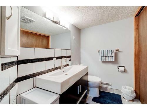 16 Ranchridge Crescent Nw, Calgary, AB - Indoor Photo Showing Bathroom