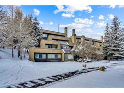 5-301 Village Mews SW Calgary, AB T3H 2L3