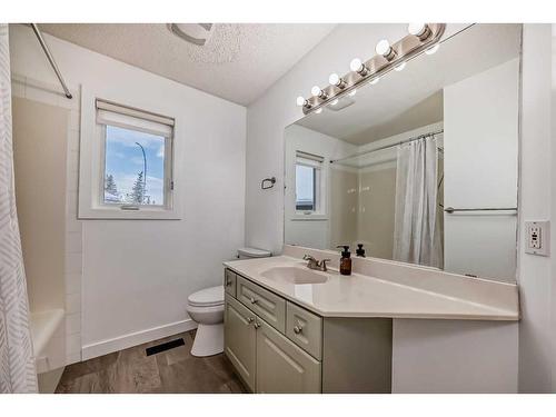 50 Somercrest Circle Sw, Calgary, AB - Indoor Photo Showing Bathroom