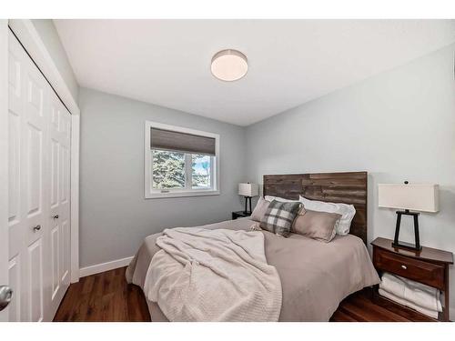 50 Somercrest Circle Sw, Calgary, AB - Indoor Photo Showing Bedroom