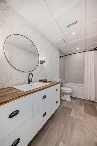 50 Somercrest Circle Sw, Calgary, AB - Indoor Photo Showing Bathroom