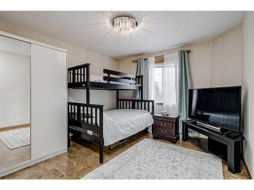 191 Rocky Ridge Landing Nw, Calgary, AB - Indoor Photo Showing Bedroom