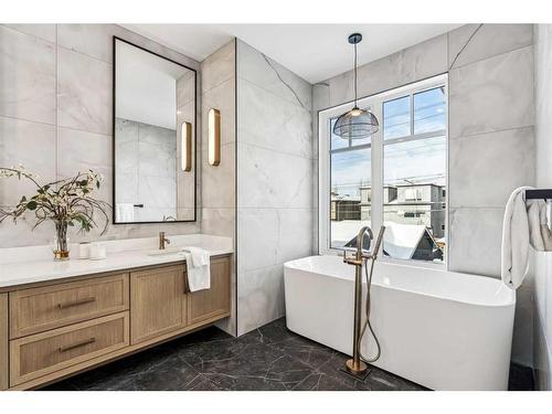 1618 Bowness Road Nw, Calgary, AB - Indoor Photo Showing Bathroom