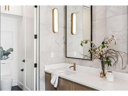 1618 Bowness Road Nw, Calgary, AB - Indoor Photo Showing Bathroom