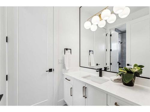 1618 Bowness Road Nw, Calgary, AB - Indoor Photo Showing Bathroom