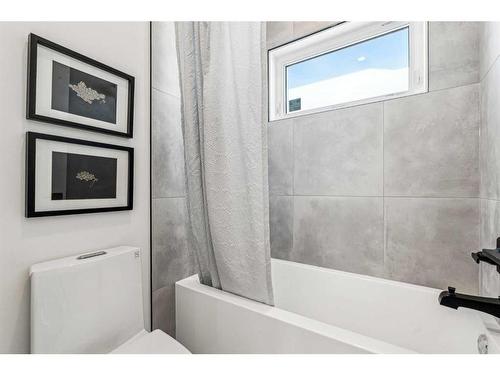 1618 Bowness Road Nw, Calgary, AB - Indoor Photo Showing Bathroom