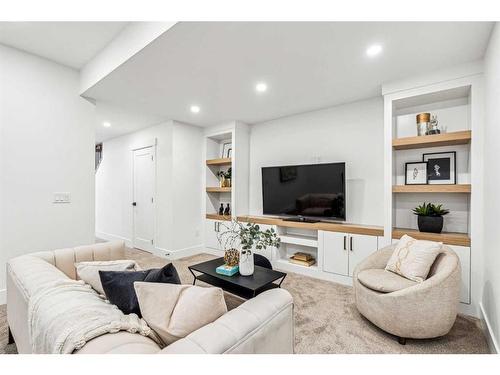 1618 Bowness Road Nw, Calgary, AB - Indoor Photo Showing Living Room