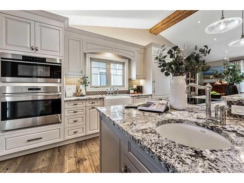 528 14 Avenue Ne, Calgary, AB - Indoor Photo Showing Kitchen With Upgraded Kitchen