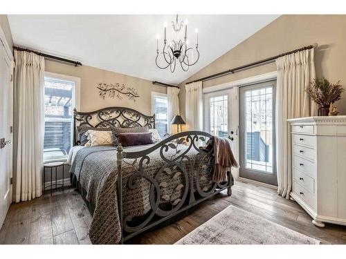 528 14 Avenue Ne, Calgary, AB - Indoor Photo Showing Bedroom