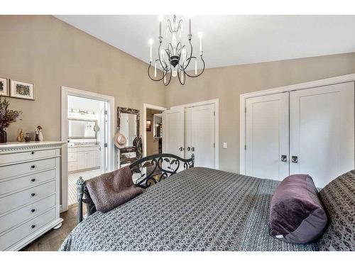 528 14 Avenue Ne, Calgary, AB - Indoor Photo Showing Bedroom