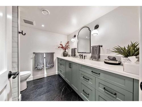 528 14 Avenue Ne, Calgary, AB - Indoor Photo Showing Bathroom