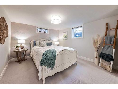 528 14 Avenue Ne, Calgary, AB - Indoor Photo Showing Bedroom