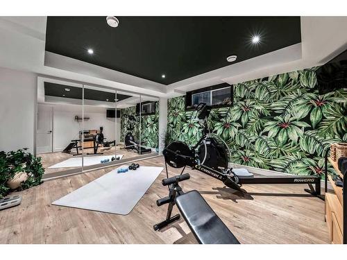 528 14 Avenue Ne, Calgary, AB - Indoor Photo Showing Gym Room