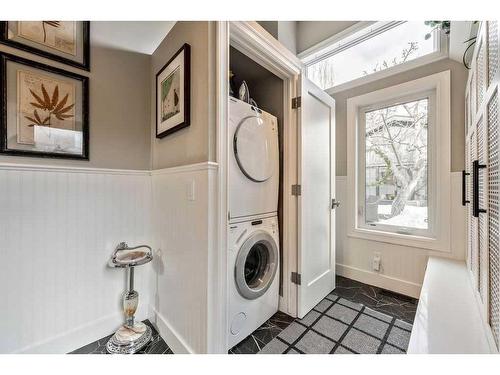 528 14 Avenue Ne, Calgary, AB - Indoor Photo Showing Laundry Room