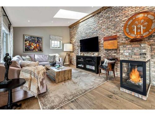 528 14 Avenue Ne, Calgary, AB - Indoor Photo Showing Living Room With Fireplace