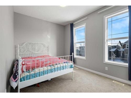 99 Evansfield Rise Nw, Calgary, AB - Indoor Photo Showing Bedroom