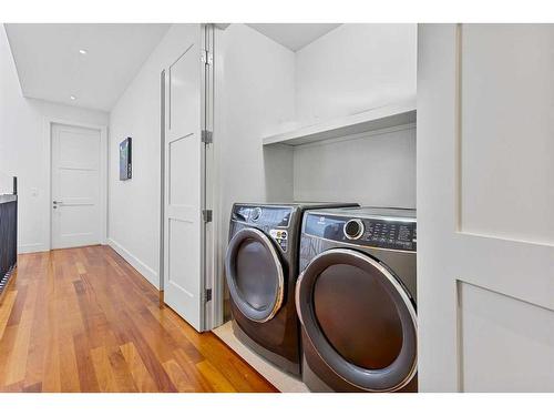 1010 39 Avenue Sw, Calgary, AB - Indoor Photo Showing Laundry Room