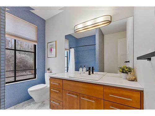 1010 39 Avenue Sw, Calgary, AB - Indoor Photo Showing Bathroom