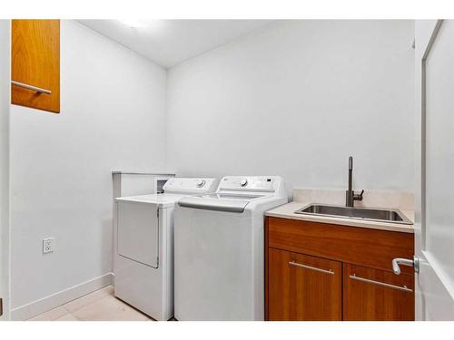 1010 39 Avenue Sw, Calgary, AB - Indoor Photo Showing Laundry Room