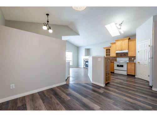 214 Erin Circle Se, Calgary, AB - Indoor Photo Showing Kitchen