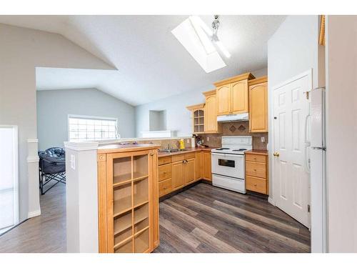 214 Erin Circle Se, Calgary, AB - Indoor Photo Showing Kitchen