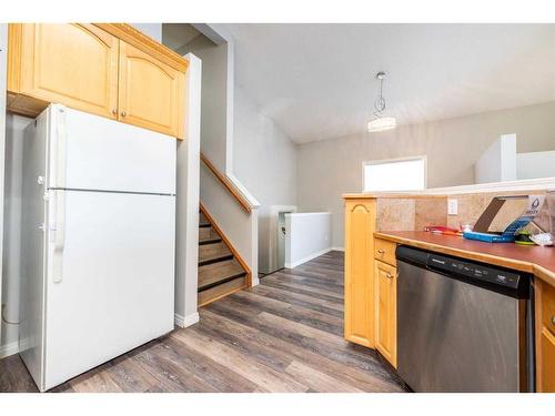 214 Erin Circle Se, Calgary, AB - Indoor Photo Showing Kitchen