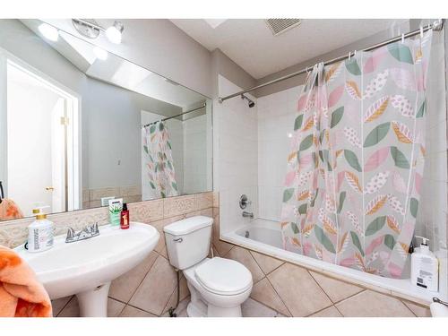 214 Erin Circle Se, Calgary, AB - Indoor Photo Showing Bathroom