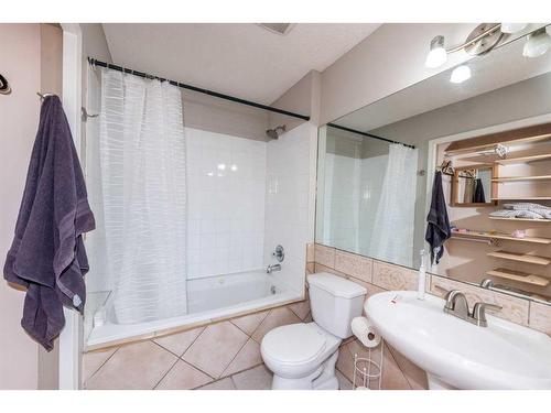 214 Erin Circle Se, Calgary, AB - Indoor Photo Showing Bathroom