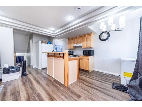 214 Erin Circle Se, Calgary, AB - Indoor Photo Showing Kitchen