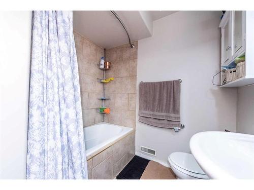 214 Erin Circle Se, Calgary, AB - Indoor Photo Showing Bathroom