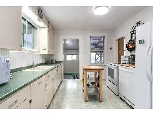 1532 19 Avenue Nw, Calgary, AB - Indoor Photo Showing Kitchen With Double Sink