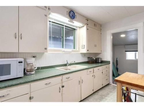 1532 19 Avenue Nw, Calgary, AB - Indoor Photo Showing Kitchen With Double Sink