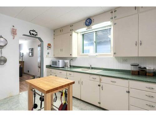 1532 19 Avenue Nw, Calgary, AB - Indoor Photo Showing Kitchen