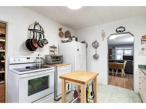 1532 19 Avenue Nw, Calgary, AB - Indoor Photo Showing Kitchen