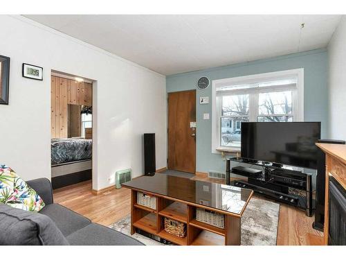 1532 19 Avenue Nw, Calgary, AB - Indoor Photo Showing Other Room