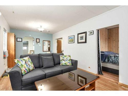 1532 19 Avenue Nw, Calgary, AB - Indoor Photo Showing Living Room