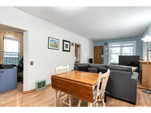 1532 19 Avenue Nw, Calgary, AB - Indoor Photo Showing Dining Room