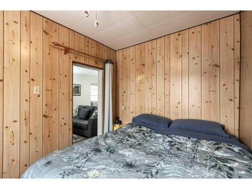 1532 19 Avenue Nw, Calgary, AB - Indoor Photo Showing Bedroom