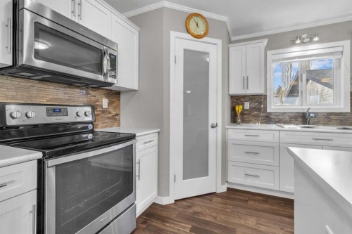 421 Main Street, Champion, AB - Indoor Photo Showing Kitchen With Upgraded Kitchen