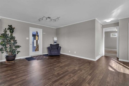 421 Main Street, Champion, AB - Indoor Photo Showing Living Room