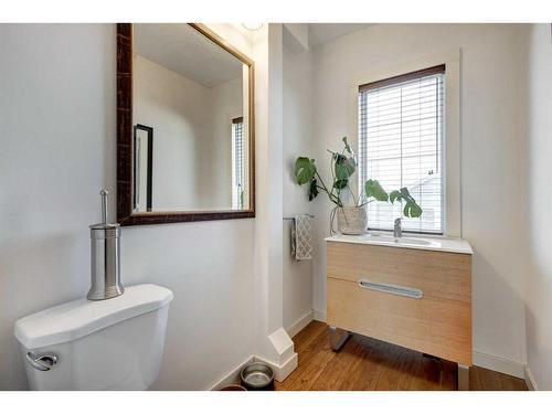 3536 2 Avenue Sw, Calgary, AB - Indoor Photo Showing Bathroom