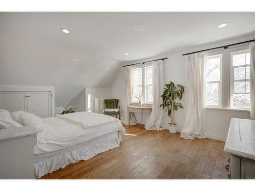 3536 2 Avenue Sw, Calgary, AB - Indoor Photo Showing Bedroom