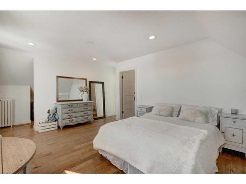 3536 2 Avenue Sw, Calgary, AB - Indoor Photo Showing Bedroom