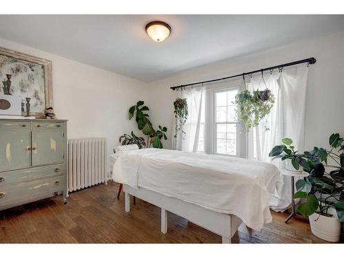 3536 2 Avenue Sw, Calgary, AB - Indoor Photo Showing Bedroom