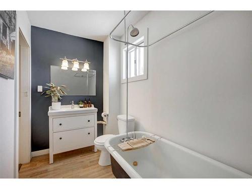 3536 2 Avenue Sw, Calgary, AB - Indoor Photo Showing Bathroom