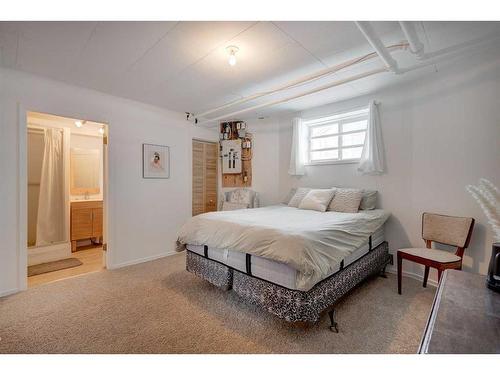 3536 2 Avenue Sw, Calgary, AB - Indoor Photo Showing Bedroom